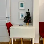 Central 2 bedroom flat in heart of Eaux-vives